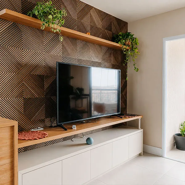 Painel de TV com revestimento geométrico em madeira, prateleiras e rack sob medida