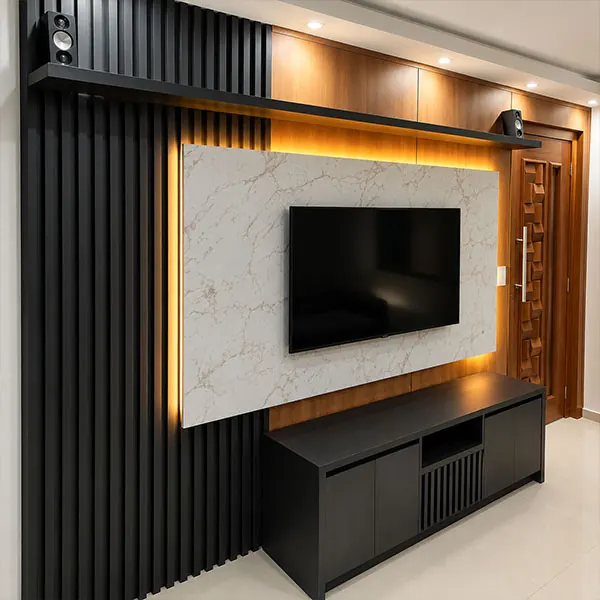Painel de TV com ripado preto, revestimento em mármore e rack suspenso sob medida